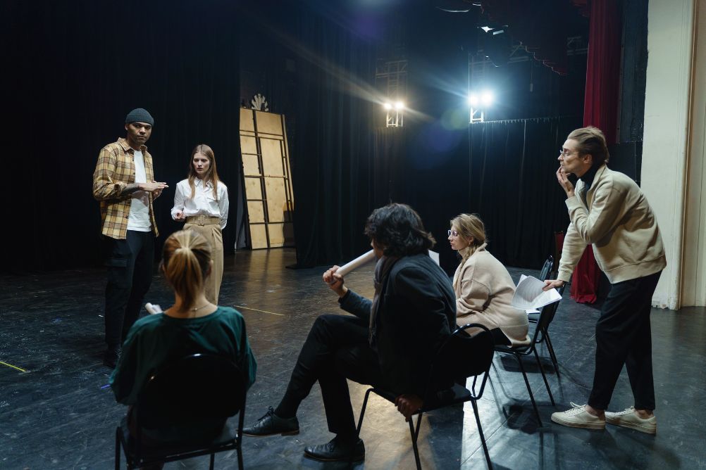 THE MAGIC OF FACE-TO-FACE: BENEFITS OF IN-PERSON ACTING SCHOOLS